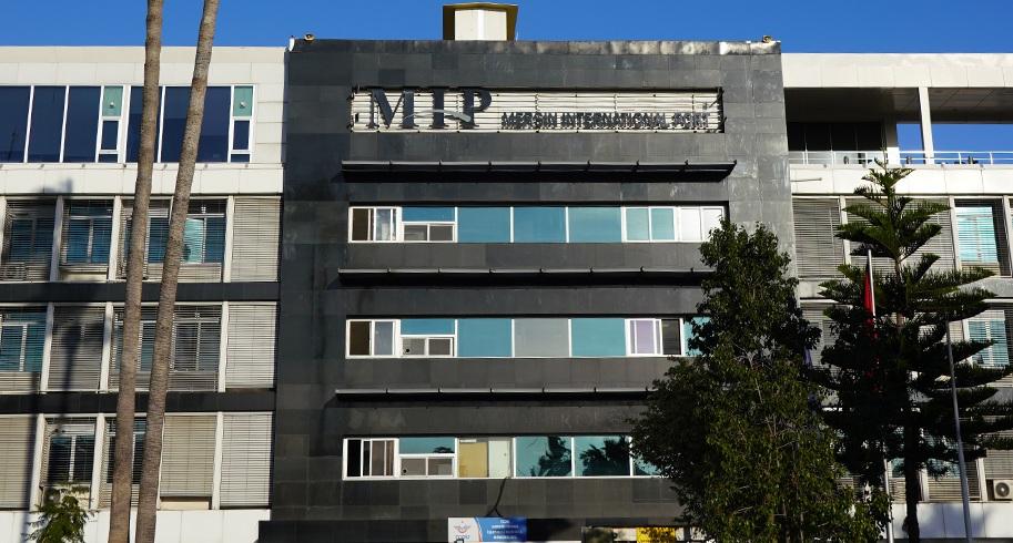 تسرب كيميائي في ميناء مرسين يتسبب بإجلاء الميناء ونقل 50 عاملاً إلى المستشفى