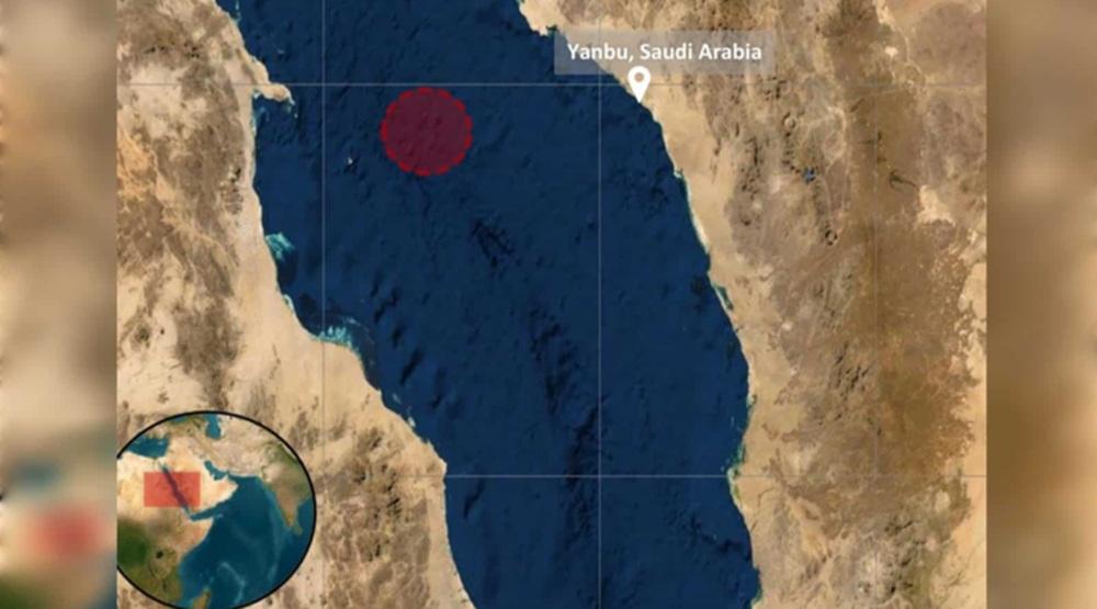 حريق على متن ناقلة بعد استهدافها بمقذوف مجهول غرب ينبع