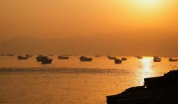 Hormuz Shipping Traffic Drops Amid US-Iran Tensions